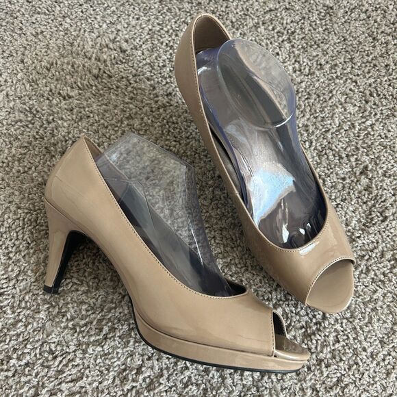 Bandolino Rainaa Pump Tan Peep Toe Sz 10.5 - Picture 1 of 6